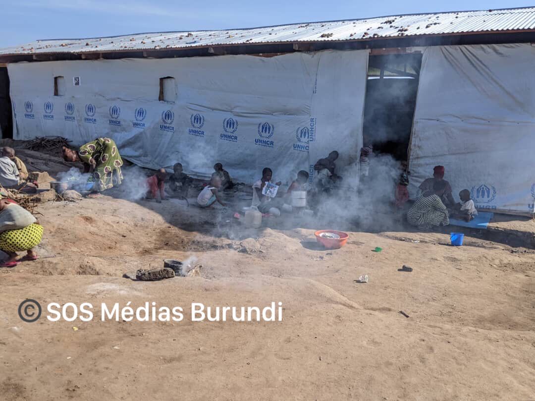 Des femmes et leurs enfants devant un hangar abritant de nouveaux réfugiés au camp de Mulongwe à l'est du Congo © SOS Médias Burundi