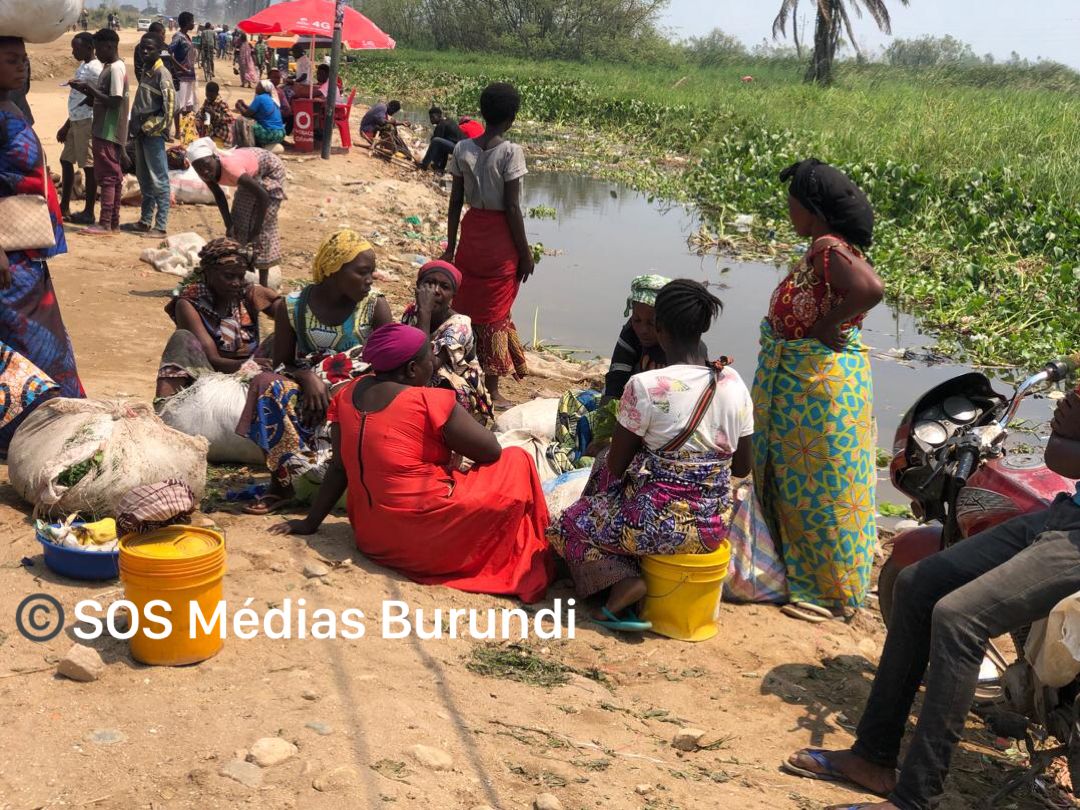 Des femmes s'assoient à côté d'un cours d'eau sur le territoire d'Uvira, avril 2025 © SOS Médias Burundi