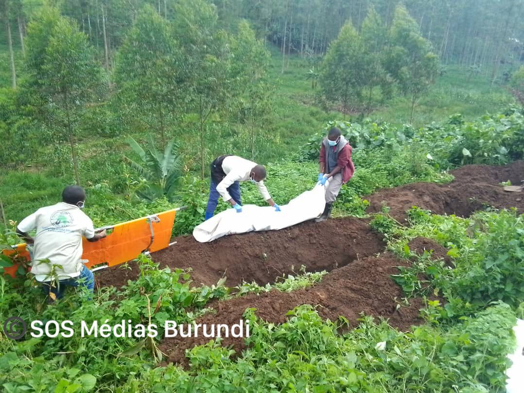Des hommes enterrent une victime des affrontements armés de Mweso au Nord-Kivu dans un cimetière local, le 26 janvier 2024 © SOS Médias Burundi