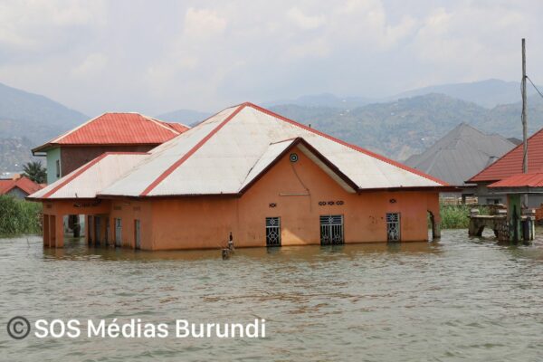 Des maisons menacées par les eaux du lac Tanganyika dans la ville commerciale Bujumbura, avril 2024