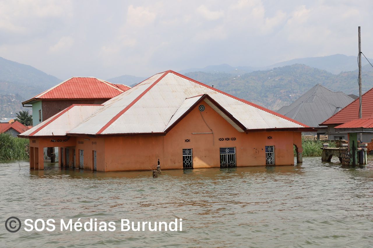 Des maisons menacées par les eaux du lac Tanganyika dans la ville commerciale Bujumbura, avril 2024