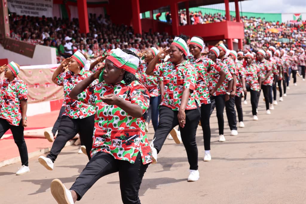 Des militantes du CNDD-FDD défilent dans le stade Ingoma dans la capitale politique Gitega en marge de la quatrième édition de la journée qui leur est dédiée, le 5 avril 2025