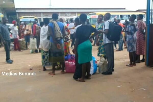 Des passagers attendent un bus sur le parking principal au chef-lieu de Rumonge dans le sud-ouest du Burundi © SOS Médias Burundi