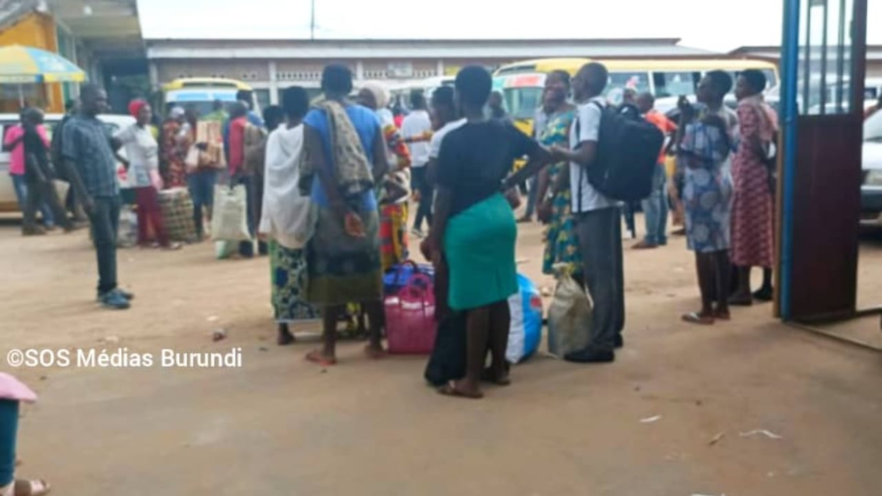 Des passagers attendent un bus sur le parking principal au chef-lieu de Rumonge dans le sud-ouest du Burundi © SOS Médias Burundi
