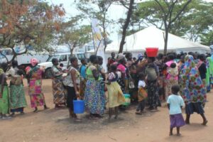 Des réfugiés composés par des femmes pour la plupart et leurs enfants devant une structure sanitaire à Meheba © SOS Médias Burundi