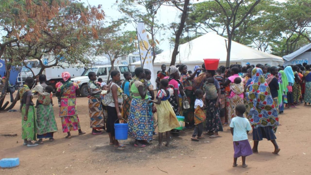 Des réfugiés composés par des femmes pour la plupart et leurs enfants devant une structure sanitaire à Meheba © SOS Médias Burundi