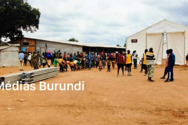 Des réfugiés congolais reçus dans un centre de transit au Burundi, avril 2025 © SOS Médias Burundi