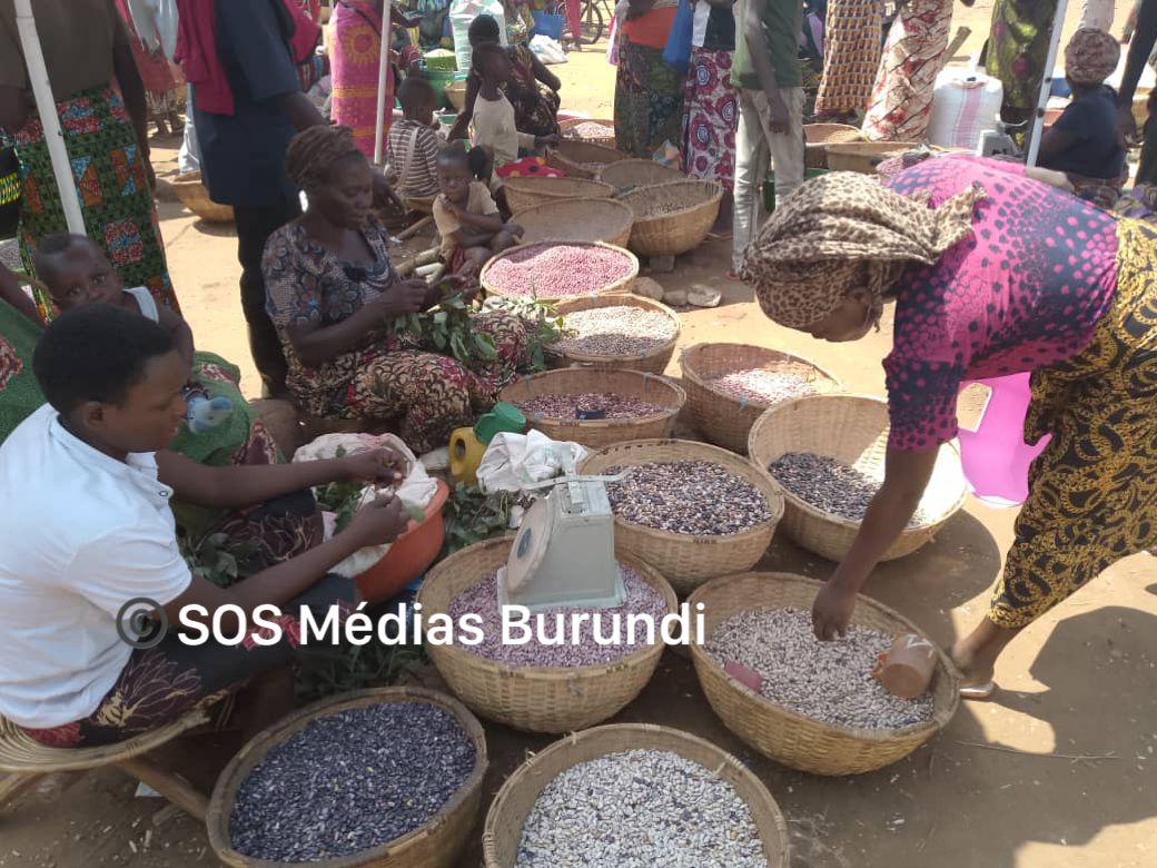 Des vendeuses de divers produits alimentaires à Bubanza, avril 2025 © SOS Médias Burundi