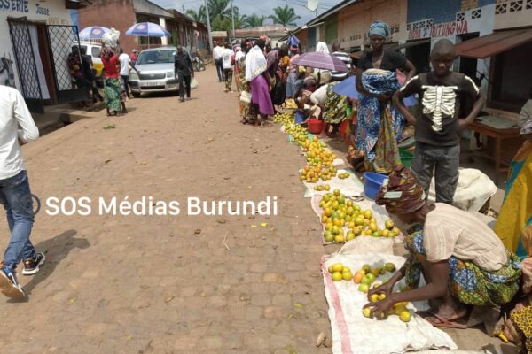 Des vendeuses de fruits au marché de Bubanza, avril 2025 © SOS Médias Burundi