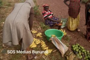 Des vendeuses de fruits non loin du camp de Kinama dans le nord-est du Burundi, novembre 2024