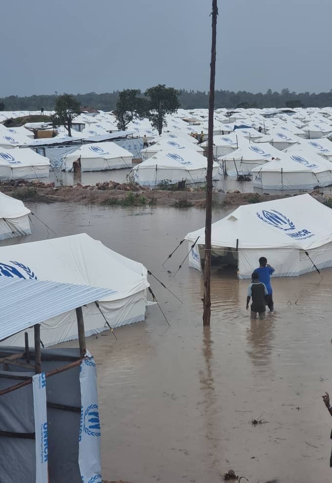 Deux jeunes garçons devant un abri dans un quartier inondé dans le site de Musenyi dans le sud-est du Burundi, avril 2025 © SOS Médias Burundi