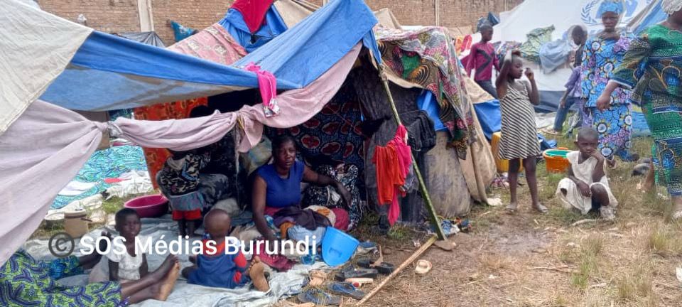Installation des réfugiés congolais à Rugombo, avant leur transfert au site de Musenyi où les conditions de vie ne cessent de se détériorer © SOS Médias Burundi