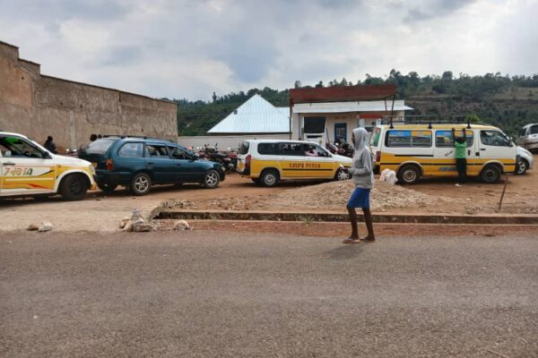 Un jeune homme marche dans une rue principale au chef-lieu de la province de Makamba dont le tribunal a condamné à dix ans de prison ferme un jeune homme accusé d'atteinte au chef de l’État