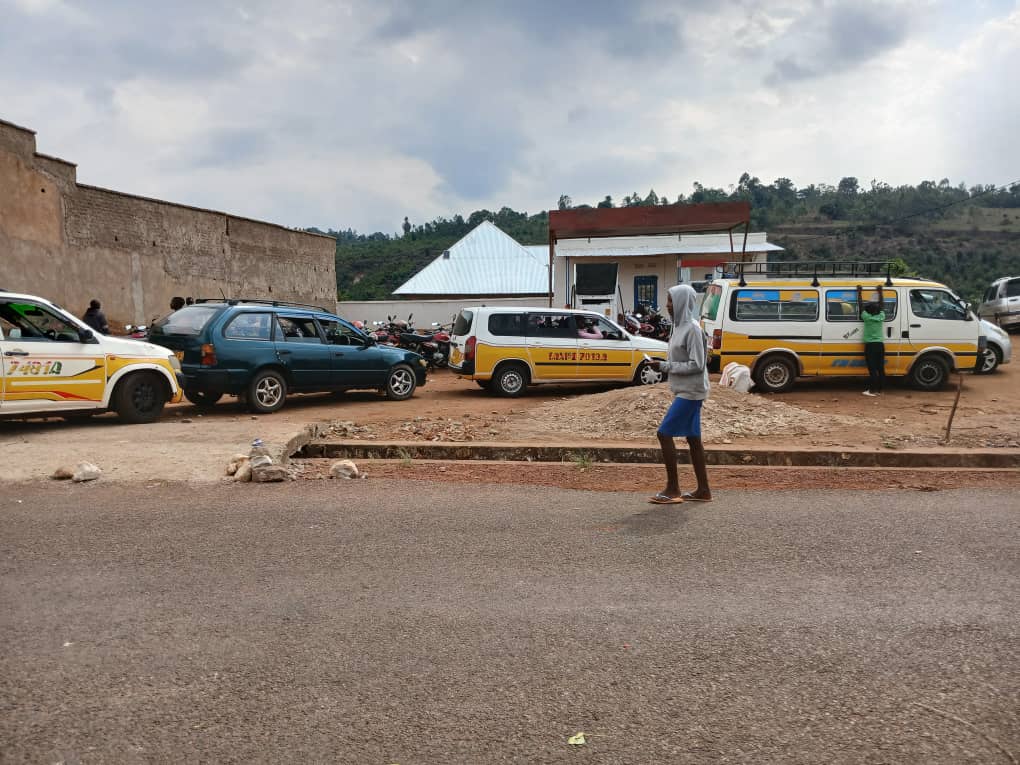 Un jeune homme marche dans une rue principale au chef-lieu de la province de Makamba dont le tribunal a condamné à dix ans de prison ferme un jeune homme accusé d'atteinte au chef de l’État