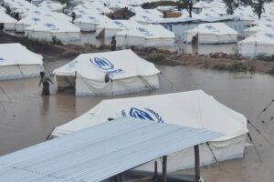 Une femme se déplace difficilement dans une partie du site de Musenyi inondée, avril 2025 © SOS Médias Burundi