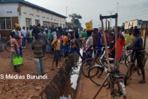 Une foule sur un lieu de découverte macabre à Rugombo, le 3 mars 2024