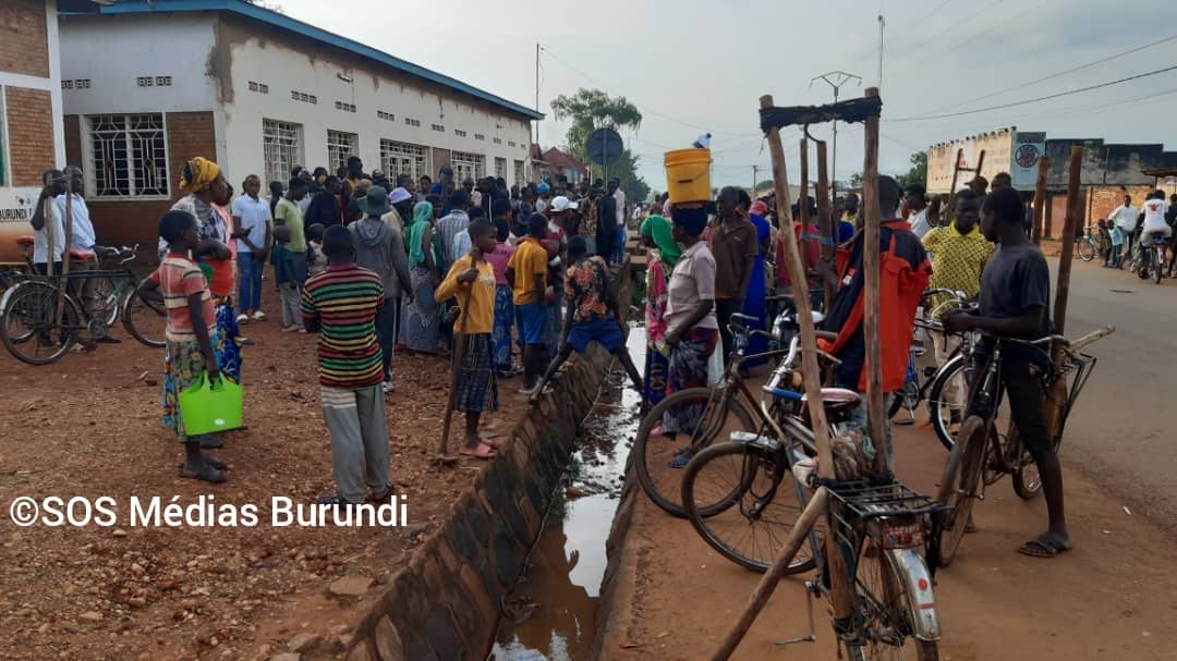 Une foule sur un lieu de découverte macabre à Rugombo, le 3 mars 2024
