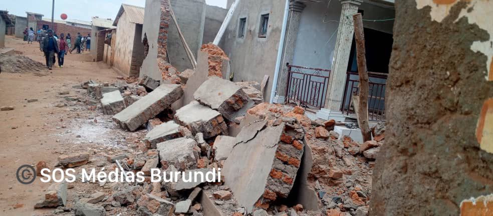 Une maison de réfugiés démolie par la police malawite à la recherche des criminels dans le camp de Dzaleka © SOS Médias Burundi