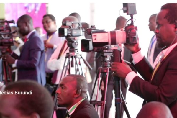 Burundi : two journalists briefly arrested during a sit-in in Bujumbura