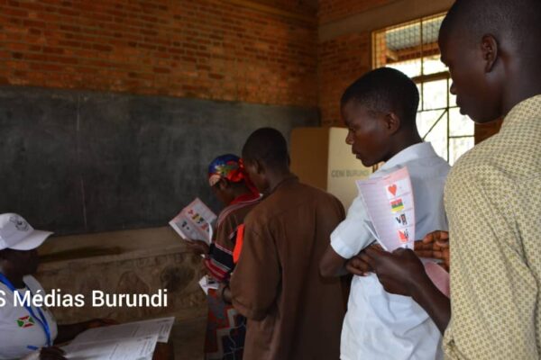Des électeurs prêts à voter au Burundi © SOS Médias Burundi