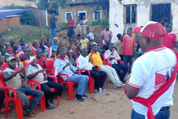 Des militants de l’UPRONA lors d’un meeting dans le nord-ouest du Burundi. En Burunga, ils affirment faire l’objet de menaces croissantes dans un climat préélectoral tendu © SOS Médias Burundi