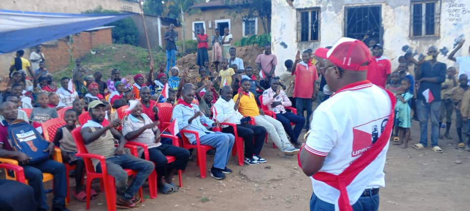 Des militants de l’UPRONA lors d’un meeting dans le nord-ouest du Burundi. En Burunga, ils affirment faire l’objet de menaces croissantes dans un climat préélectoral tendu © SOS Médias Burundi