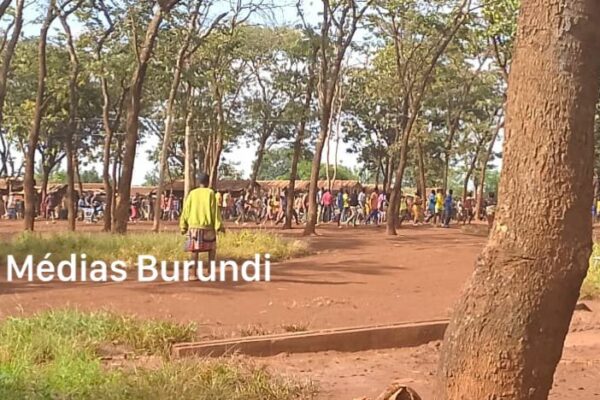 Des réfugiés sur une place publique dans le camp de Nyarugusu en Tanzanie © SOS Médias Burundi