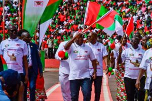 Le président Évariste Ndayishimiye, entouré par quelques membres du conseil des sages du CNDD-FDD dont son secrétaire général Révérien Ndikuriyo, arrive au stade Ingoma pour lancer la campagne " Un million", le 15 mai 2025 , crédit photo : CNDD-FDD