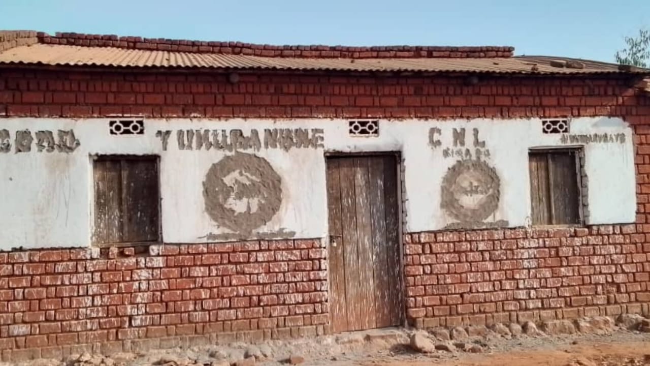 Les inscriptions d’une permanence du parti CNL ont été effacées, illustrant les tensions politiques dans certaines localités © DR