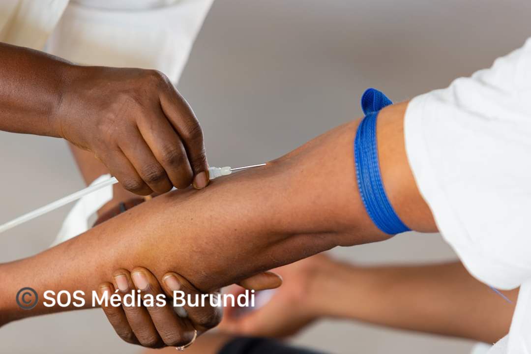 Un agent de santé en train de prélever du sang destiné à des structures sanitaires au Burundi lors d'une campagne de don de sang © SOS Médias Burundi