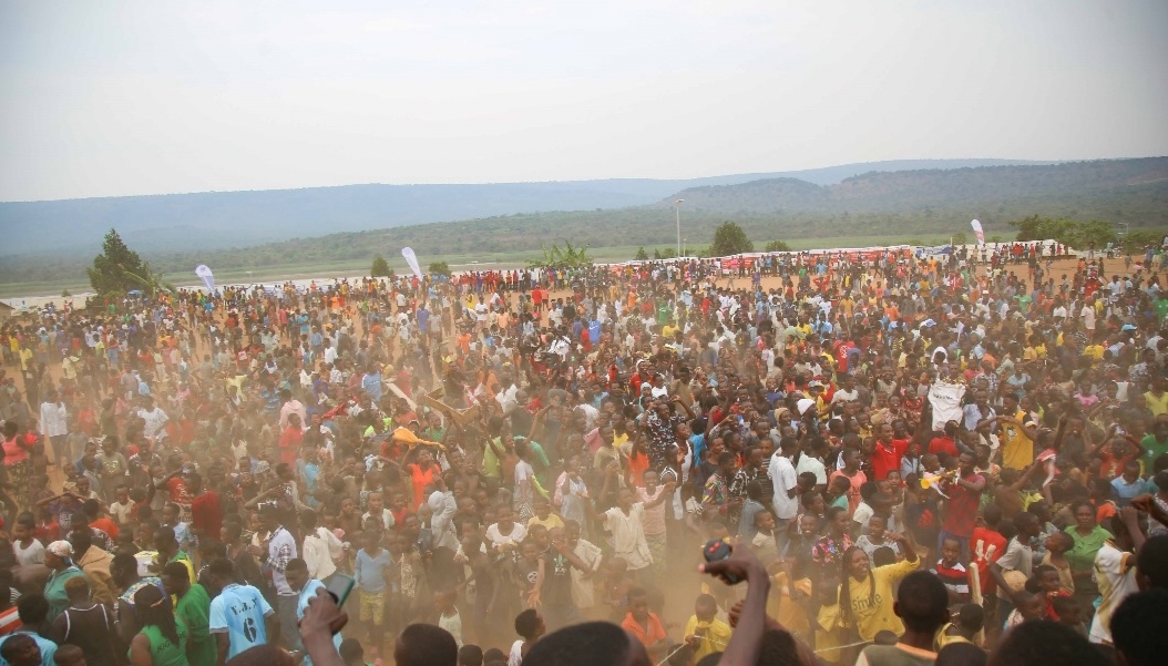 Un rassemblement de réfugiés dans le camp de réfugiés de Mahama à l'est du Rwanda non loin de la rivière Akagera © SOS Médias Burundi