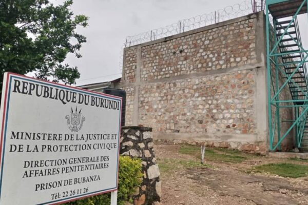 Une pancarte à l’entrée de la prison centrale de Bubanza