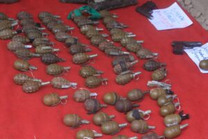 Grenades saisies et exposées par la police dans une zone de l’opposition à Bujumbura © SOS Médias Burundi