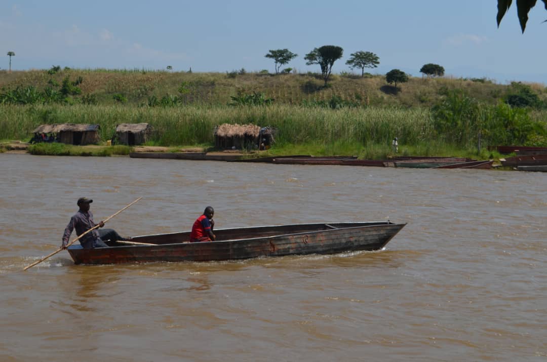 Deux hommes sur une barque dans la rivière Rusizi, non loin de l’endroit où deux corps en tenue militaire ont été retrouvés © SOS Médias Burundi.
