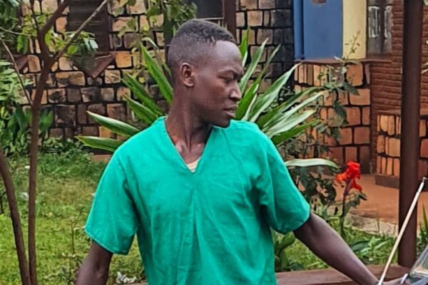 Le jeune opposant de Rutana après sa condamnation par le tribunal de province, le 6 juin 2025 à Rutana © SOS Médias Burundi