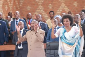 Le président Évariste Ndayishimiye et son épouse Angeline Ndayishimiye lors d’une messe d’action de grâce à la paroisse Saint François d’Assise de Magarama. Un moment de prière pendant que le pays fait face à de multiples crises © SOS Médias Burundi