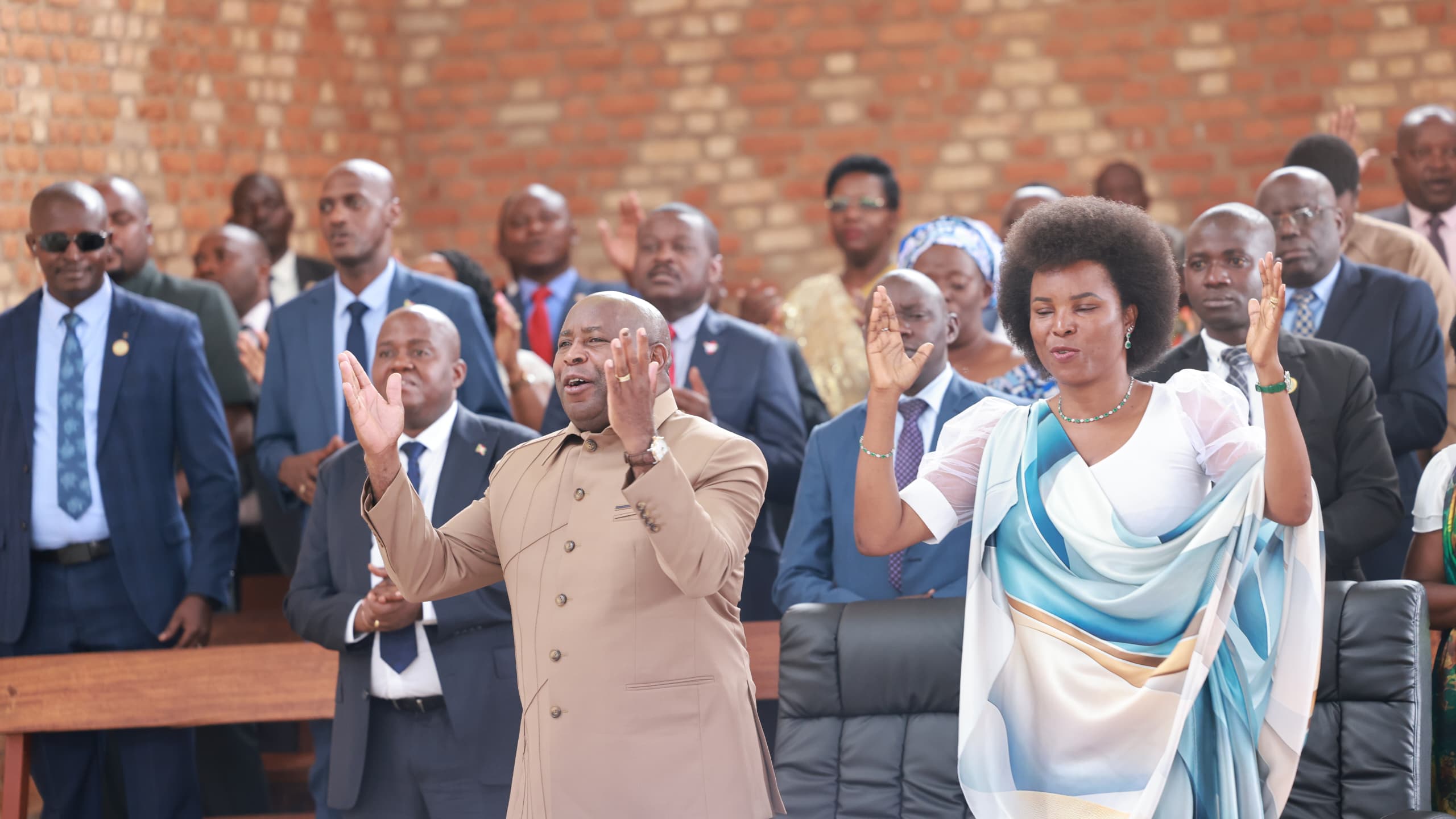Le président Évariste Ndayishimiye et son épouse Angeline Ndayishimiye lors d’une messe d’action de grâce à la paroisse Saint François d’Assise de Magarama. Un moment de prière pendant que le pays fait face à de multiples crises © SOS Médias Burundi