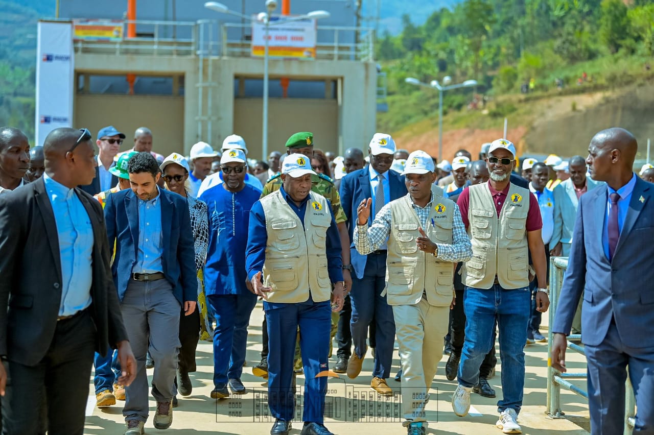 Le président Ndayishimiye, entouré d’autres officiels burundais, dont le ministre en charge de l’Énergie, et des partenaires au développement, procède à l’inauguration du barrage de Jiji