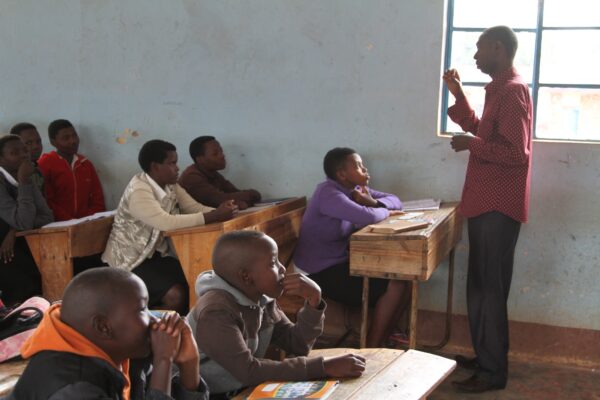 Un enseignant en pleine séance dans une salle de classe au Burundi.