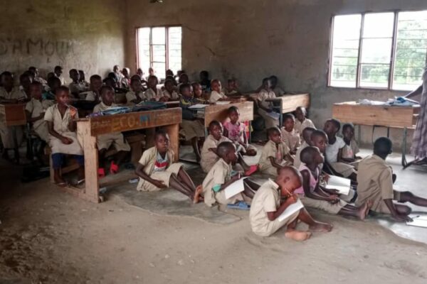Une enseignante dans une salle de classe bondée en province de Cibitoke.