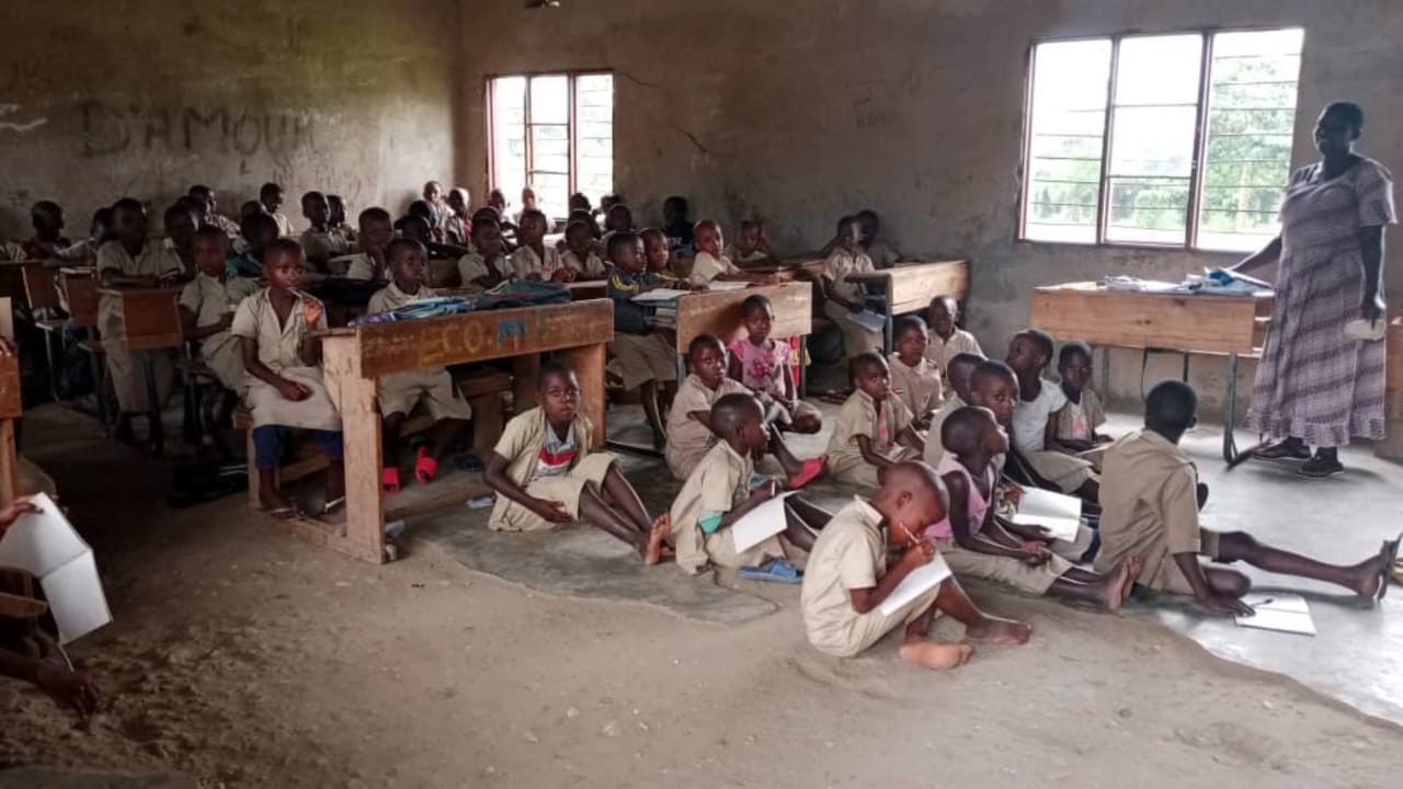 Une enseignante dans une salle de classe bondée en province de Cibitoke.