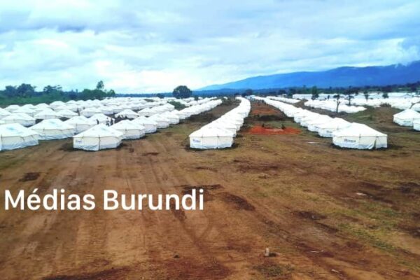 Des abris en bâches au site de réfugiés de Musenyi, dans le sud-est du Burundi, où 80 familles ont récemment reçu des tentes © SOS Médias Burundi