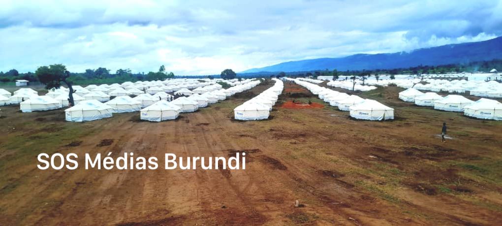 Des abris en bâches au site de réfugiés de Musenyi, dans le sud-est du Burundi, où 80 familles ont récemment reçu des tentes © SOS Médias Burundi