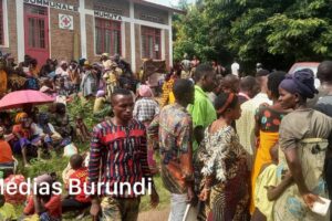 Des habitants au Centre des métiers de Gitaza. C’est dans cette localité qu’un homme est soupçonné d’avoir violé une adolescente © SOS Médias Burundi