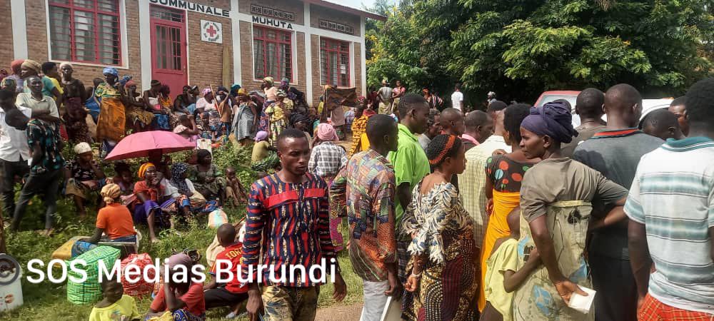 Des habitants au Centre des métiers de Gitaza. C’est dans cette localité qu’un homme est soupçonné d’avoir violé une adolescente © SOS Médias Burundi