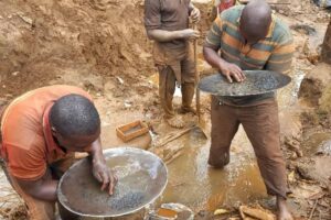 Des hommes sur un site d’exploitation d’or dans le nord-ouest du Burundi. Des experts dénoncent une gestion opaque des fonds issus de la vente de minerais © SOS Médias Burundi