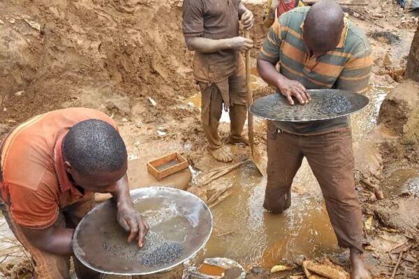 Des hommes sur un site d’exploitation d’or dans le nord-ouest du Burundi. Des experts dénoncent une gestion opaque des fonds issus de la vente de minerais © SOS Médias Burundi