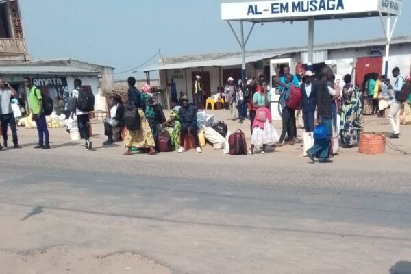 Des passagers attendent, de 6h à 11h du matin, les bus de transport en commun reliant Bujumbura aux provinces du centre et du sud du Burundi © SOS Médias Burundi