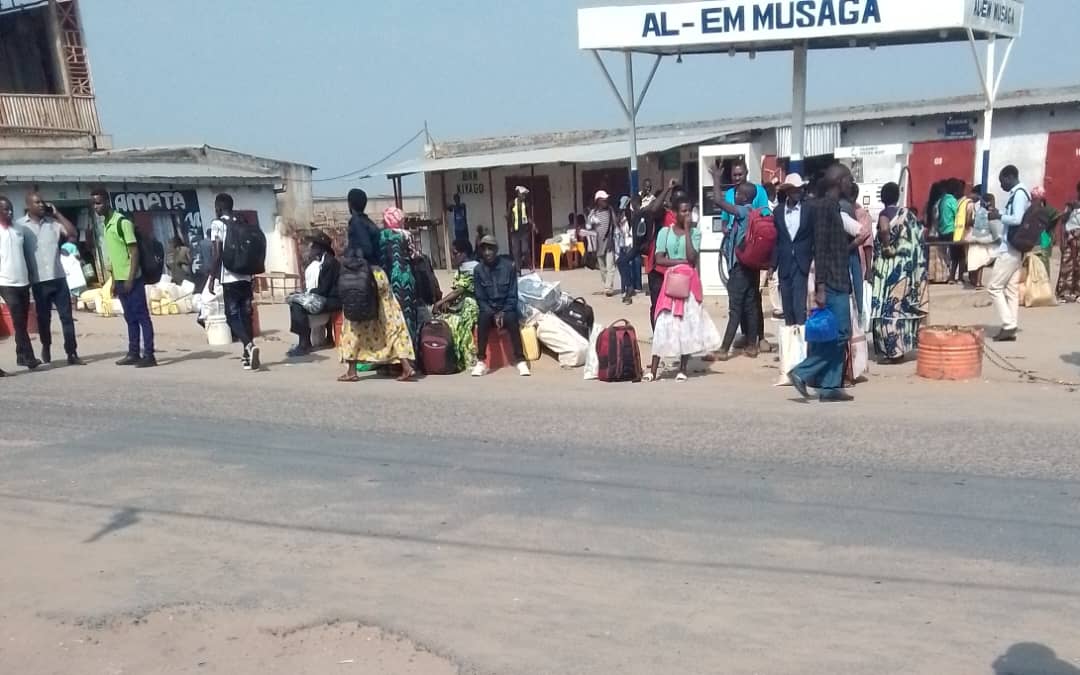 Des passagers attendent, de 6h à 11h du matin, les bus de transport en commun reliant Bujumbura aux provinces du centre et du sud du Burundi © SOS Médias Burundi
