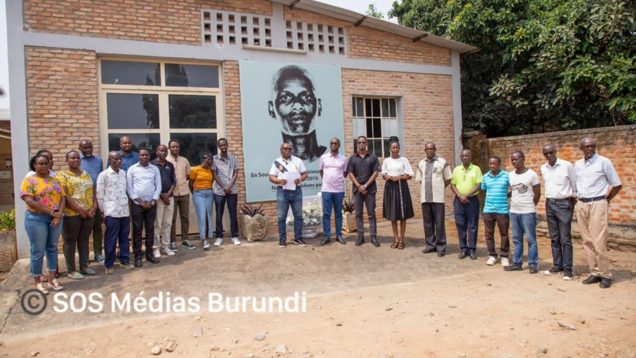 Des salariés du groupe de presse Iwacu réunis dans la cour intérieure devant le portrait de Jean Bigirimana, disparu le 22 juillet 2016, lors d’un recueillement organisé le 23 juillet 2024 à Bujumbura © SOS Médias Burundi